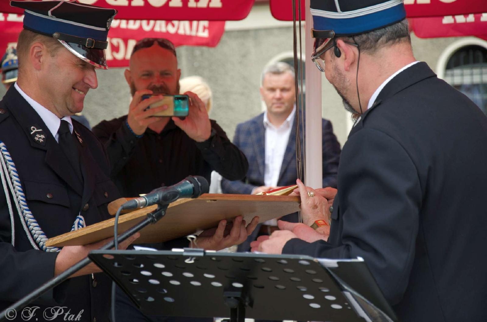 Zdjęcie w galerii na portalu naszraciborz.pl: Strażacy z Babic na 120-lecie jednostki dostali nowy sztandar [FOTO i WIDEO] wiadomości z regionu