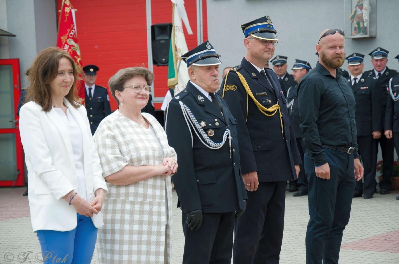 Zdjęcie w galerii na portalu naszraciborz.pl: Strażacy z Babic na 120-lecie jednostki dostali nowy sztandar [FOTO i WIDEO] wiadomości z regionu