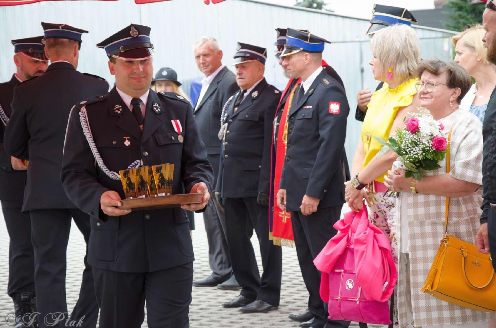 Zdjęcie w galerii na portalu naszraciborz.pl: Strażacy z Babic na 120-lecie jednostki dostali nowy sztandar [FOTO i WIDEO] wiadomości z regionu