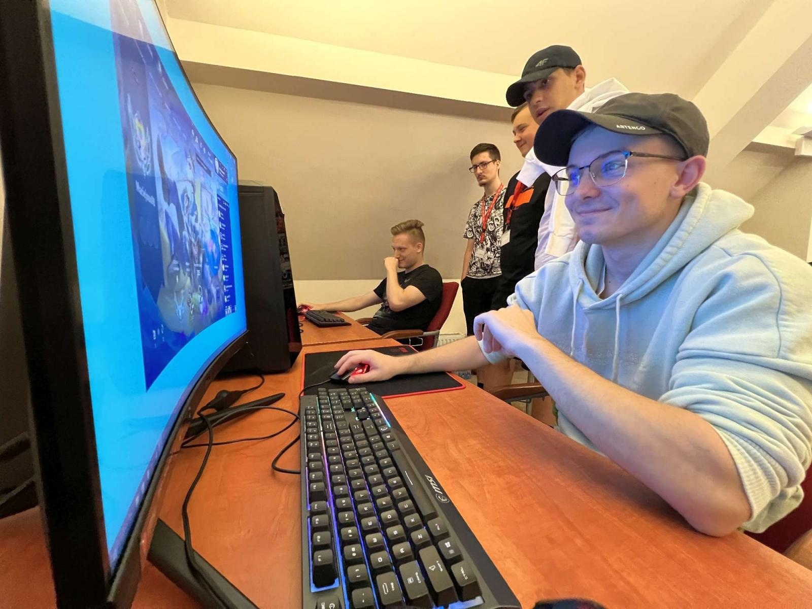 Zdjęcie w galerii na portalu naszraciborz.pl: Roztańczone hologramy i esportowa rywalizacja na zamku wiadomości z regionu