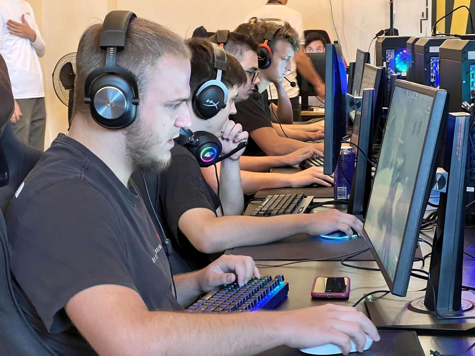 Zdjęcie w galerii na portalu naszraciborz.pl: Roztańczone hologramy i esportowa rywalizacja na zamku wiadomości z regionu