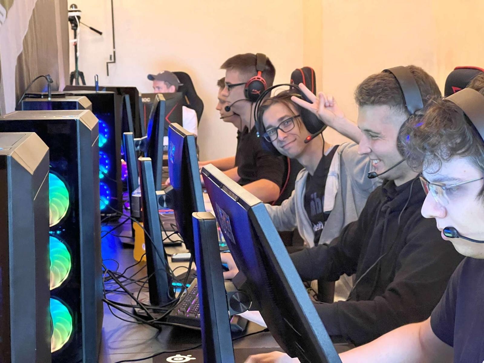 Zdjęcie w galerii na portalu naszraciborz.pl: Roztańczone hologramy i esportowa rywalizacja na zamku wiadomości z regionu