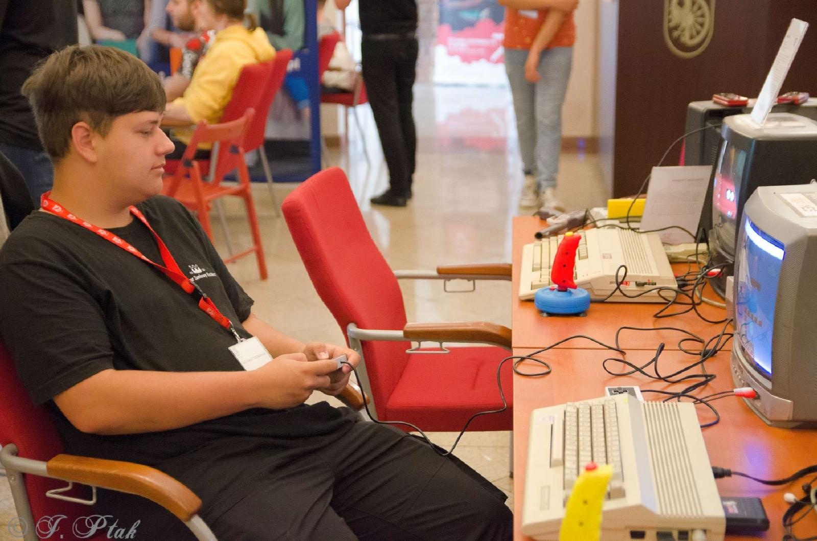 Zdjęcie w galerii na portalu naszraciborz.pl: Roztańczone hologramy i esportowa rywalizacja na zamku wiadomości z regionu