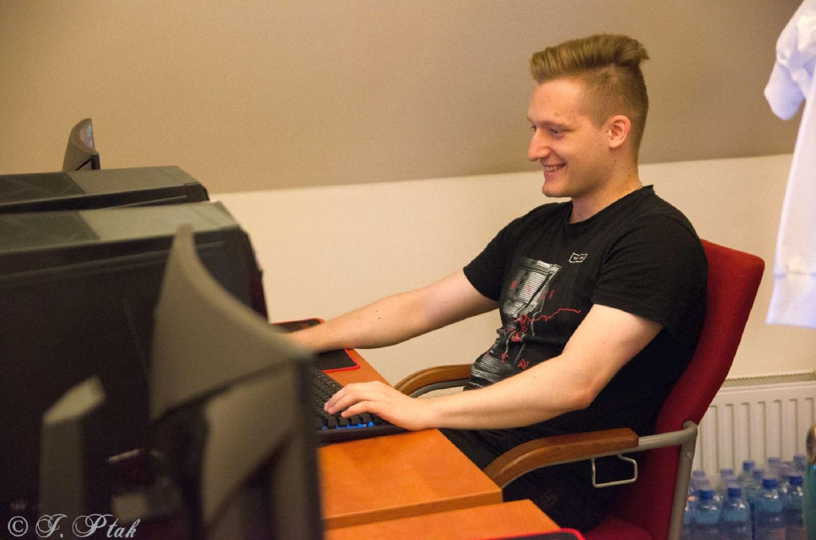 Zdjęcie w galerii na portalu naszraciborz.pl: Roztańczone hologramy i esportowa rywalizacja na zamku wiadomości z regionu