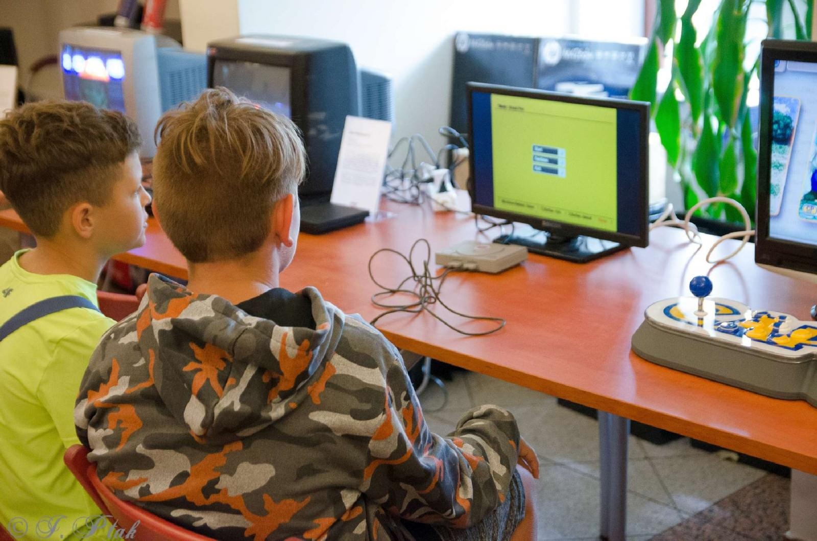 Zdjęcie w galerii na portalu naszraciborz.pl: Roztańczone hologramy i esportowa rywalizacja na zamku wiadomości z regionu