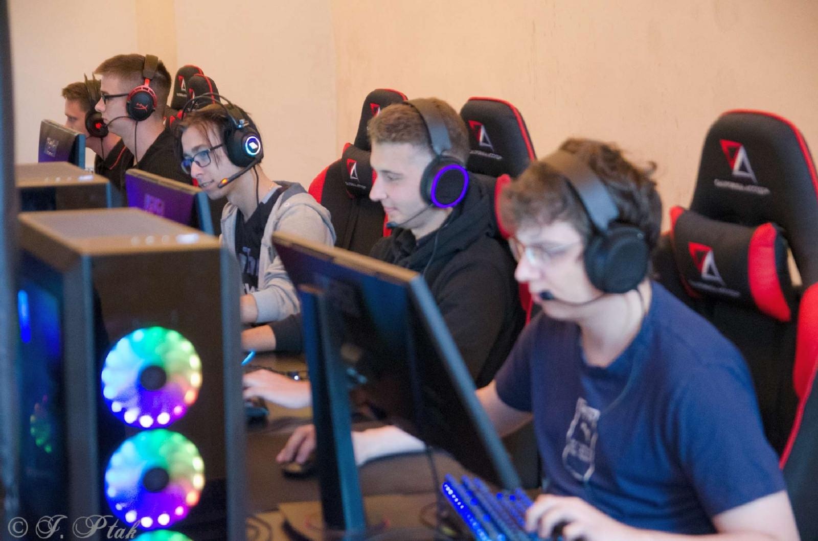 Zdjęcie w galerii na portalu naszraciborz.pl: Roztańczone hologramy i esportowa rywalizacja na zamku wiadomości z regionu