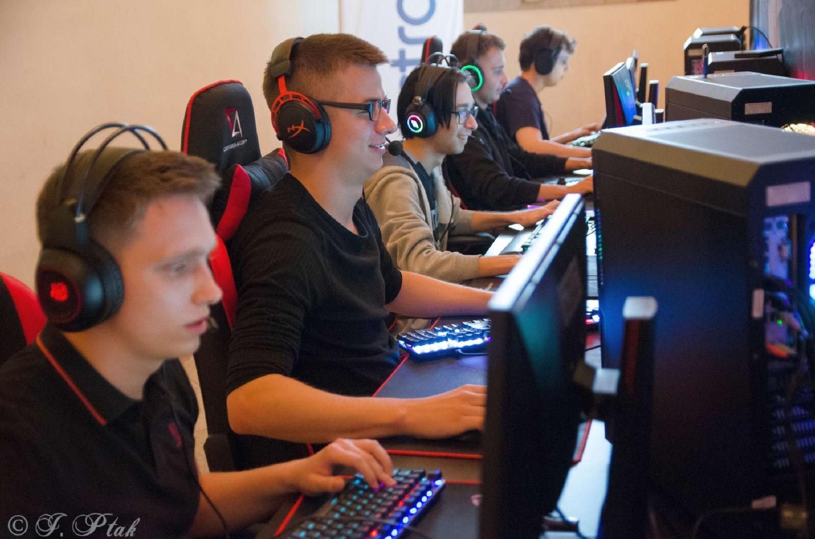 Zdjęcie w galerii na portalu naszraciborz.pl: Roztańczone hologramy i esportowa rywalizacja na zamku wiadomości z regionu