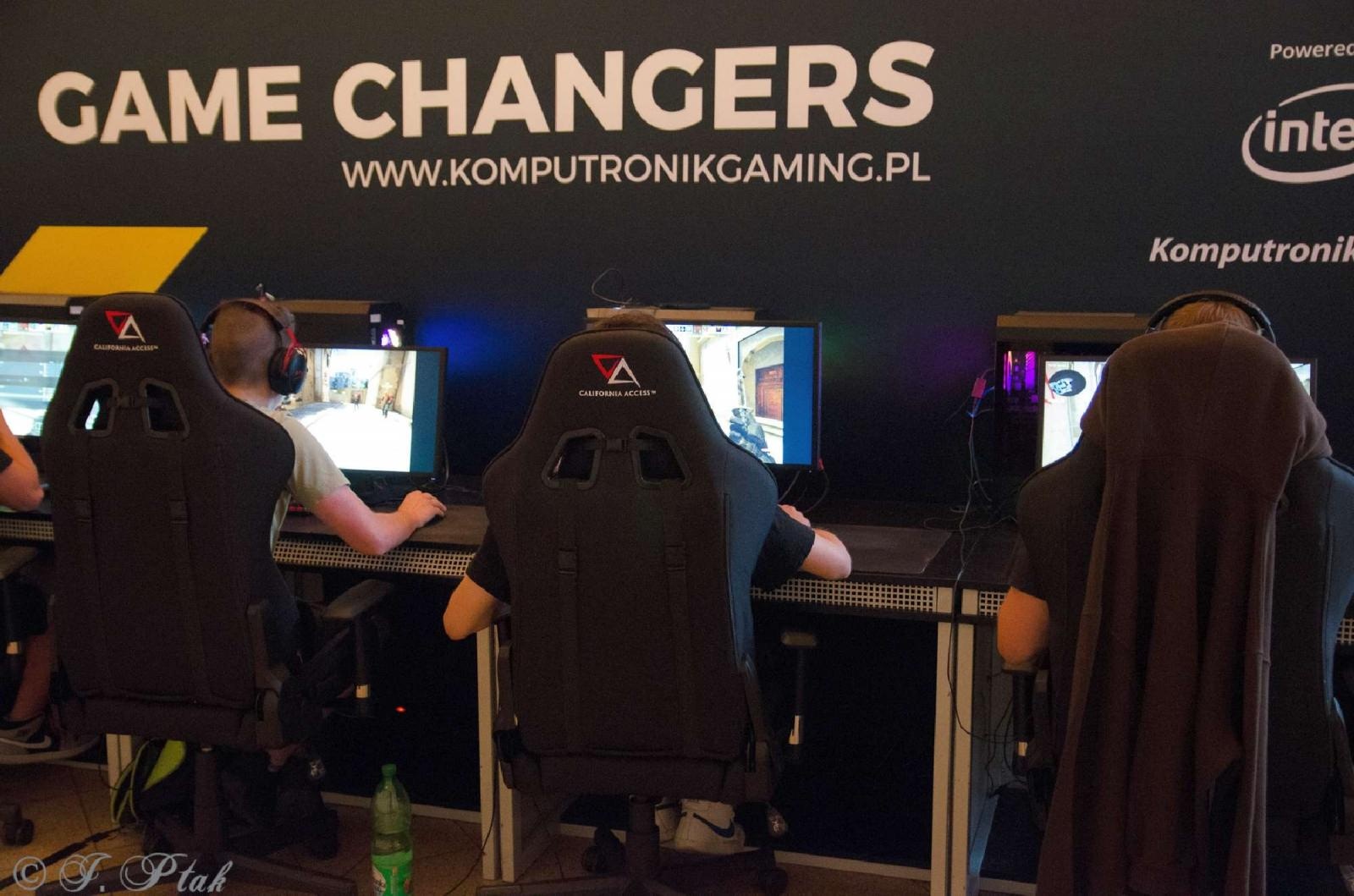 Zdjęcie w galerii na portalu naszraciborz.pl: Roztańczone hologramy i esportowa rywalizacja na zamku wiadomości z regionu