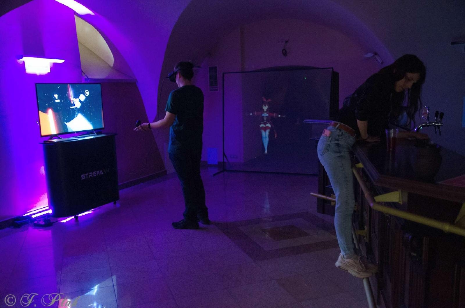 Zdjęcie w galerii na portalu naszraciborz.pl: Roztańczone hologramy i esportowa rywalizacja na zamku wiadomości z regionu