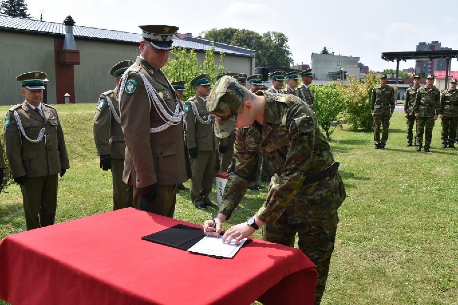 Zdjęcie w galerii na portalu naszraciborz.pl: Ślubowanie nowych śląskich pograniczników w Raciborzu [FOTO] wiadomości z regionu