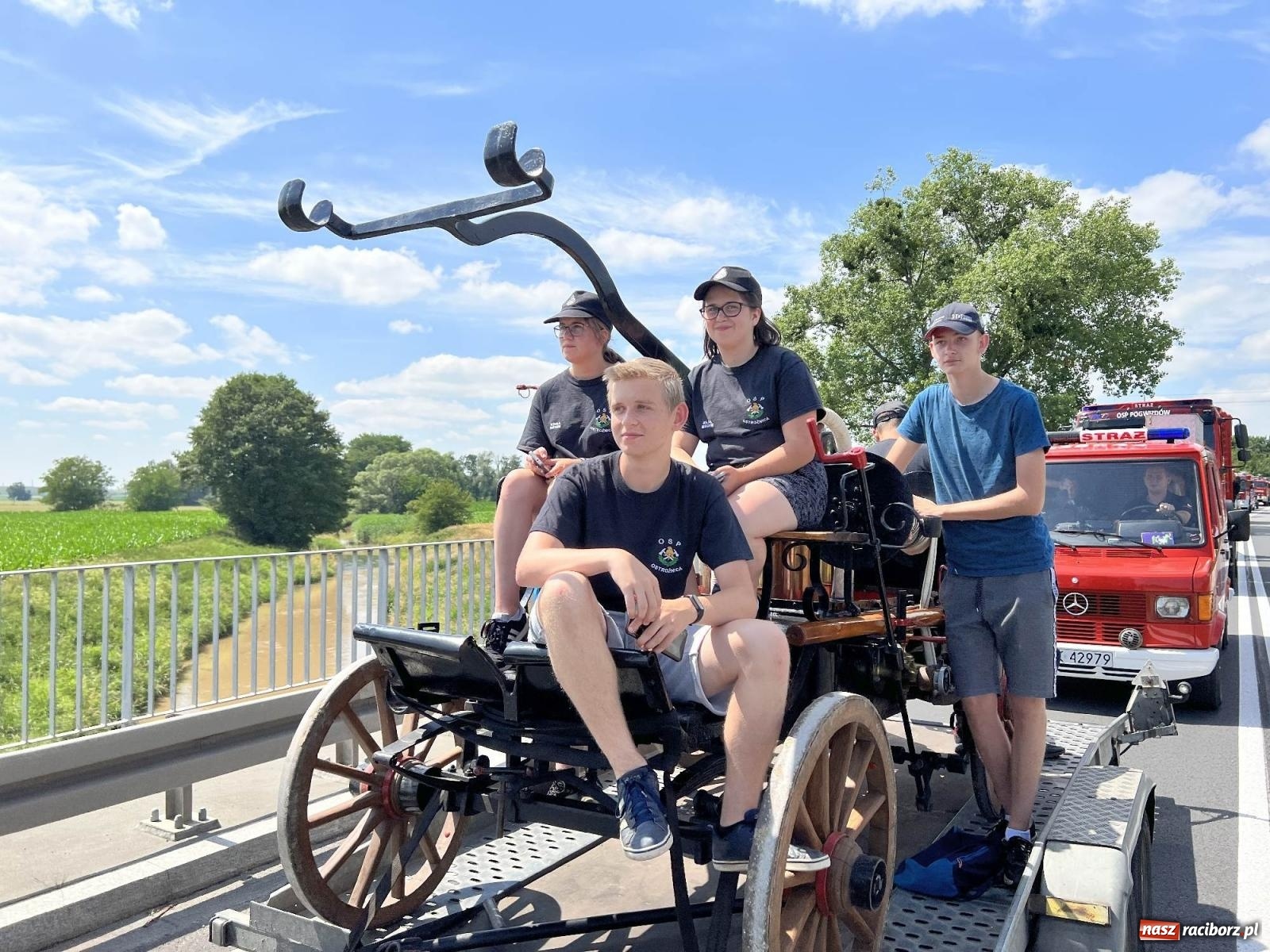 Zdjęcie w galerii na portalu naszraciborz.pl: Starych sikawek konnych czar. Parada w Bieńkowicach [WIDEO] wiadomości z regionu