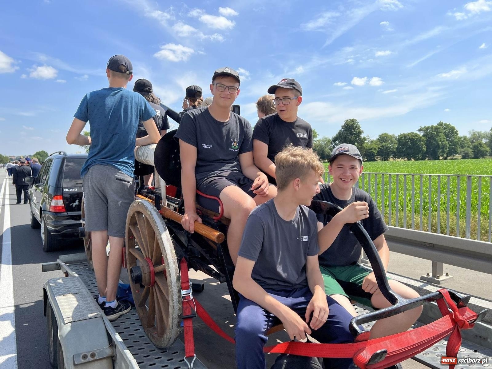 Zdjęcie w galerii na portalu naszraciborz.pl: Starych sikawek konnych czar. Parada w Bieńkowicach [WIDEO] wiadomości z regionu