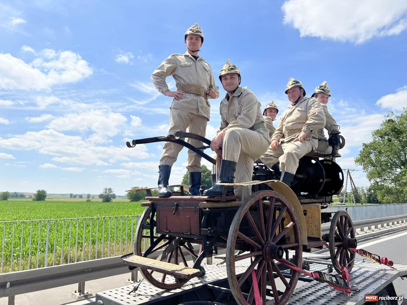 Zdjęcie w galerii na portalu naszraciborz.pl: Starych sikawek konnych czar. Parada w Bieńkowicach [WIDEO] wiadomości z regionu