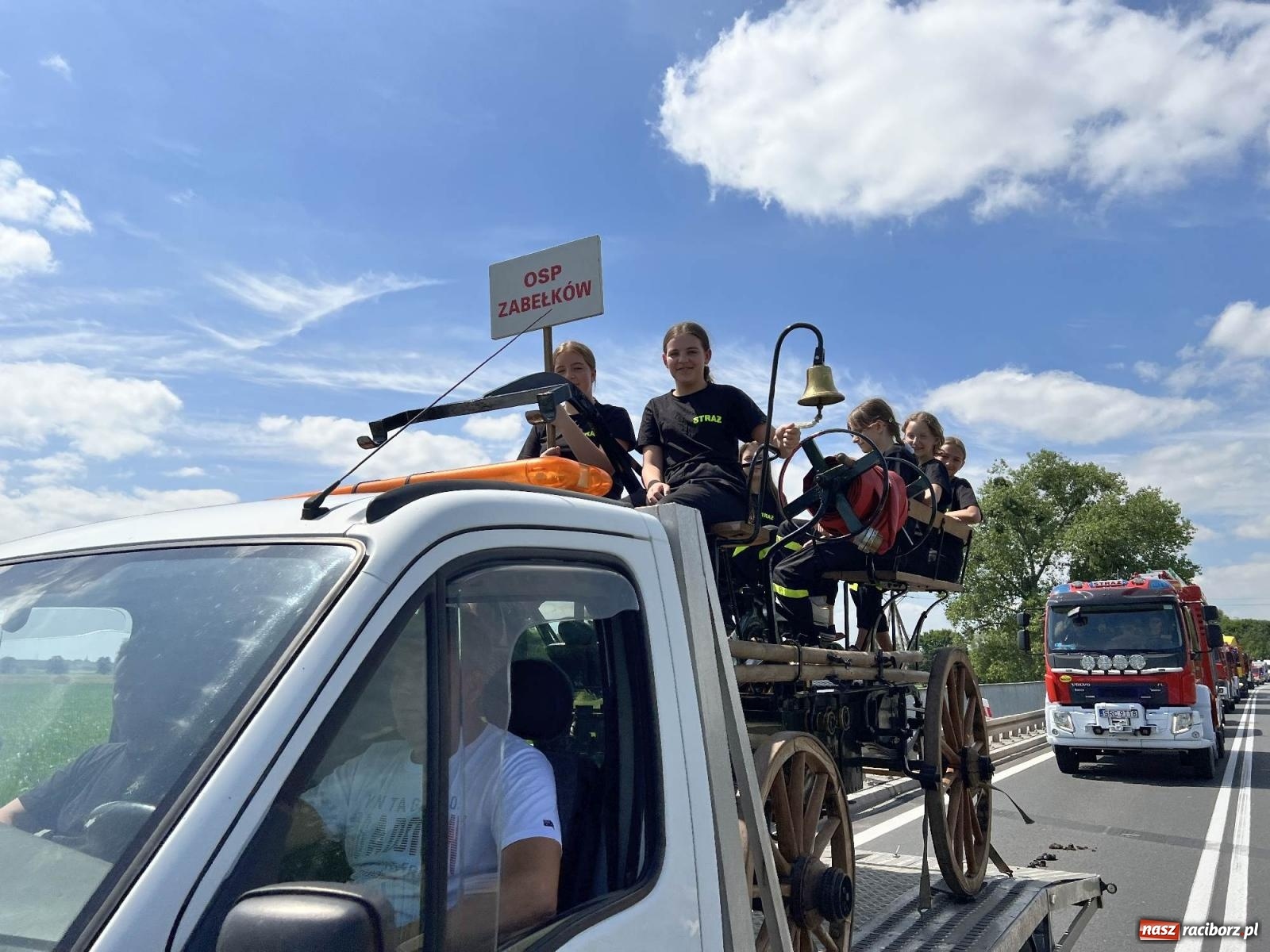 Zdjęcie w galerii na portalu naszraciborz.pl: Starych sikawek konnych czar. Parada w Bieńkowicach [WIDEO] wiadomości z regionu