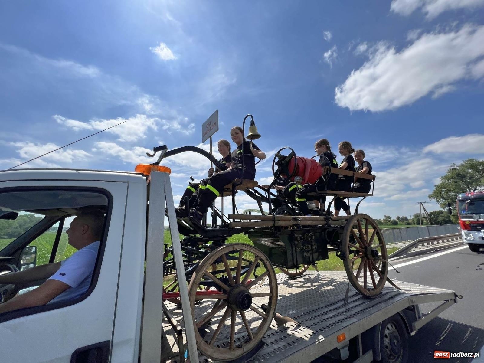 Zdjęcie w galerii na portalu naszraciborz.pl: Starych sikawek konnych czar. Parada w Bieńkowicach [WIDEO] wiadomości z regionu
