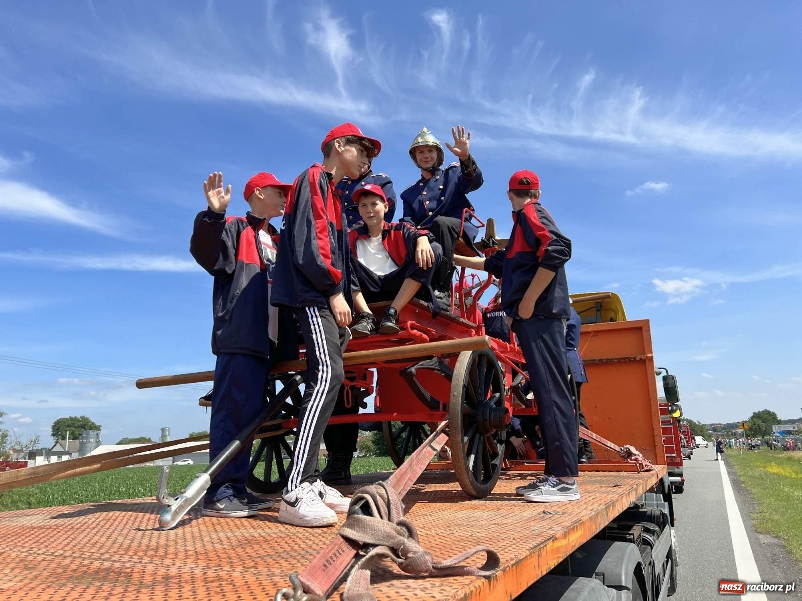 Zdjęcie w galerii na portalu naszraciborz.pl: Starych sikawek konnych czar. Parada w Bieńkowicach [WIDEO] wiadomości z regionu