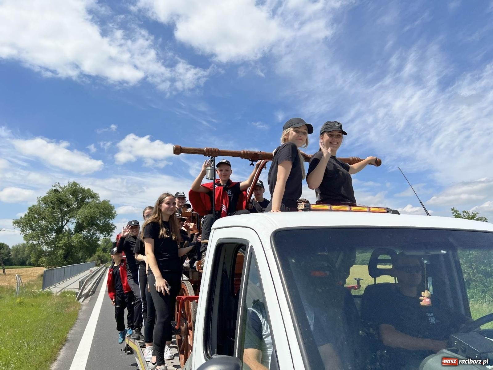 Zdjęcie w galerii na portalu naszraciborz.pl: Starych sikawek konnych czar. Parada w Bieńkowicach [WIDEO] wiadomości z regionu