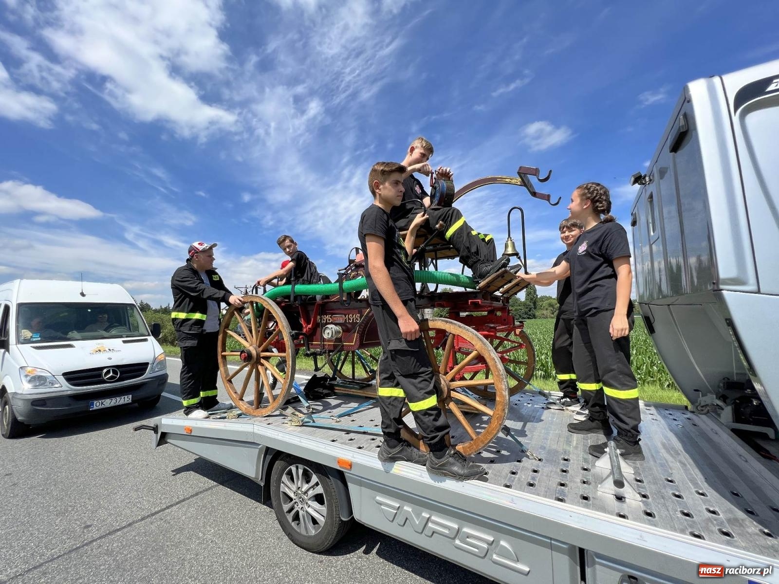 Zdjęcie w galerii na portalu naszraciborz.pl: Starych sikawek konnych czar. Parada w Bieńkowicach [WIDEO] wiadomości z regionu