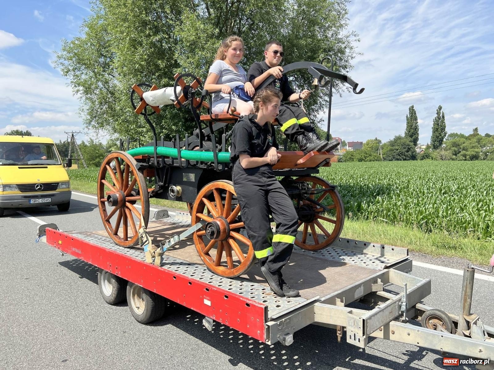 Zdjęcie w galerii na portalu naszraciborz.pl: Starych sikawek konnych czar. Parada w Bieńkowicach [WIDEO] wiadomości z regionu