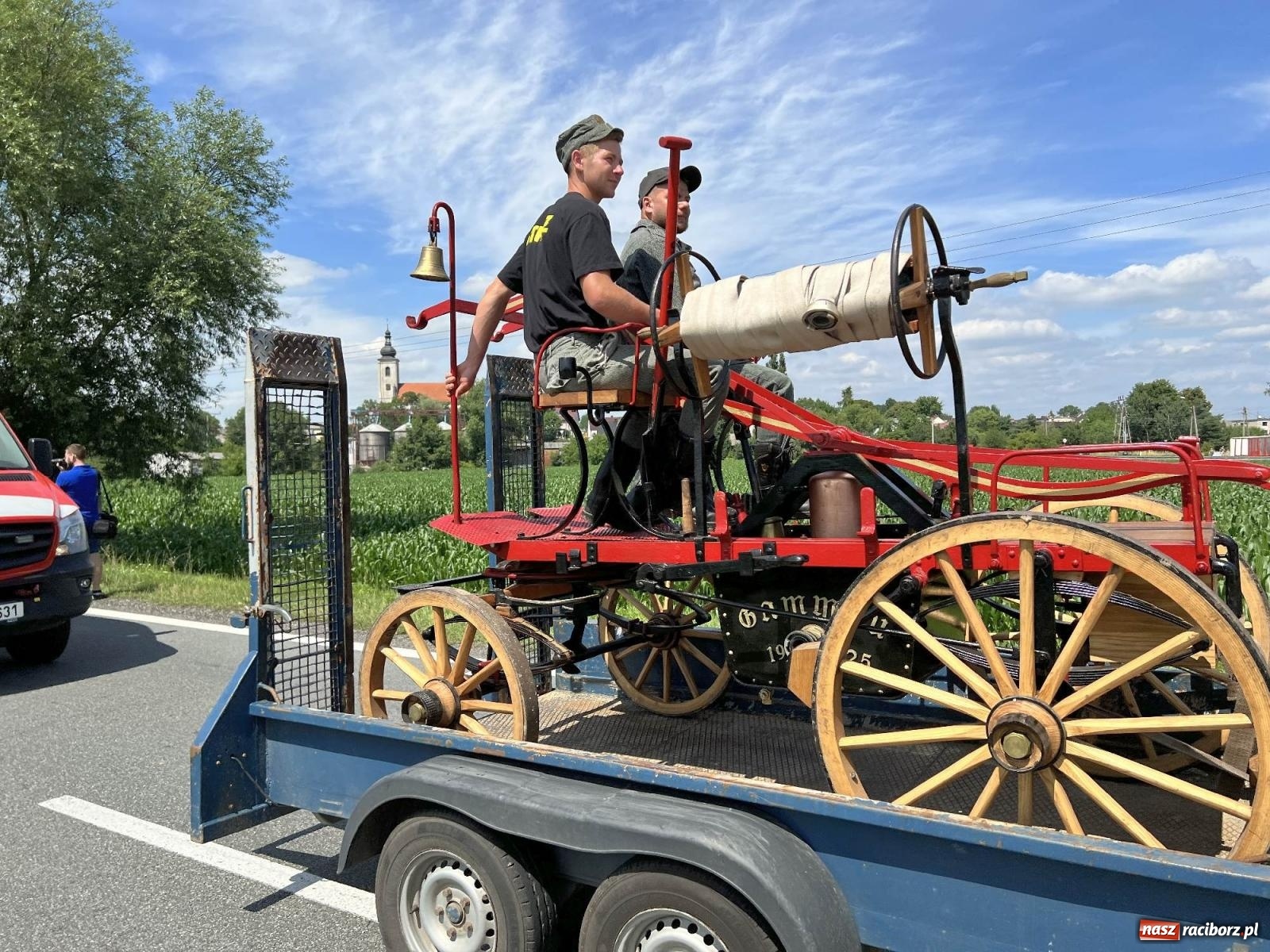 Zdjęcie w galerii na portalu naszraciborz.pl: Starych sikawek konnych czar. Parada w Bieńkowicach [WIDEO] wiadomości z regionu