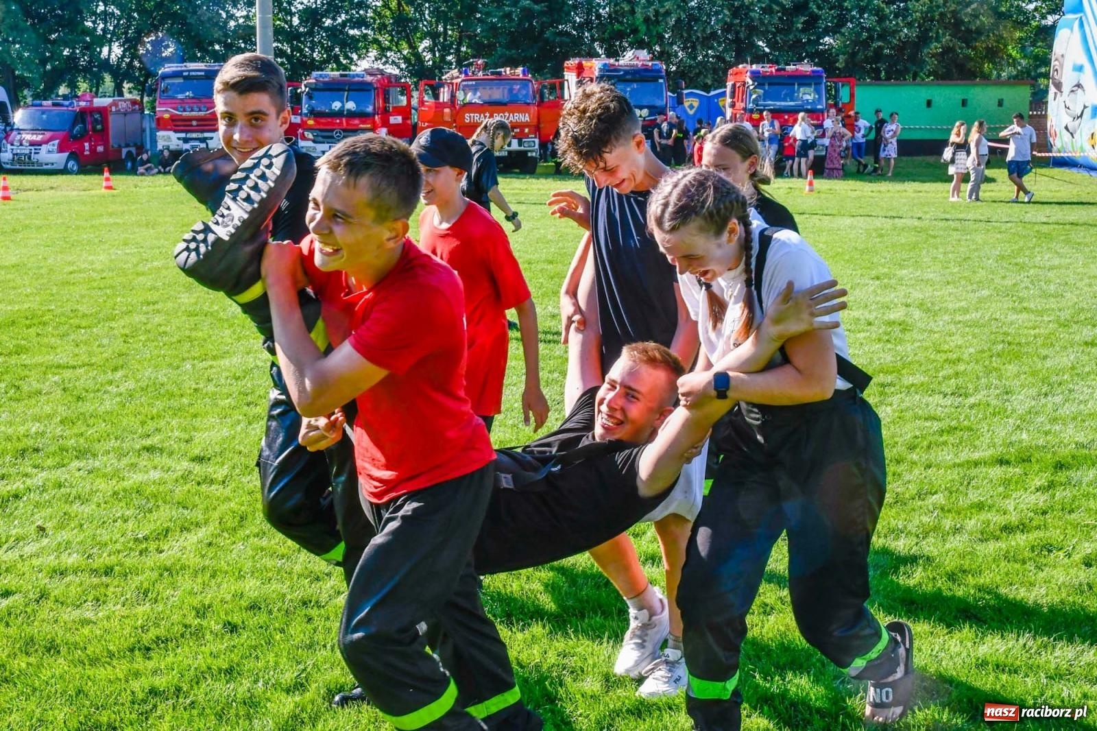 Zdjęcie w galerii na portalu naszraciborz.pl: Gospodarze z głównym trofeum zawodów w Bieńkowicach [FOTO i WIDEO] wiadomości z regionu