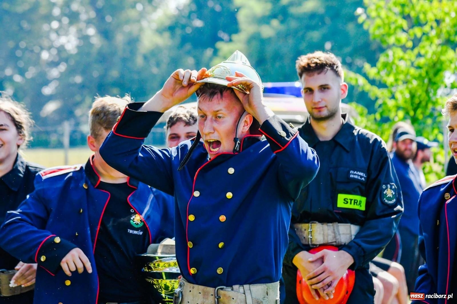 Zdjęcie w galerii na portalu naszraciborz.pl: Gospodarze z głównym trofeum zawodów w Bieńkowicach [FOTO i WIDEO] wiadomości z regionu