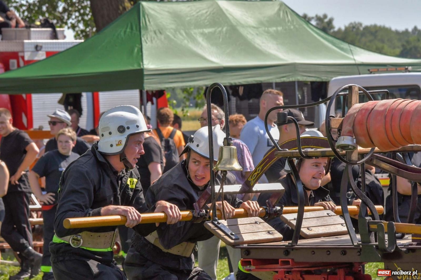 Zdjęcie w galerii na portalu naszraciborz.pl: Gospodarze z głównym trofeum zawodów w Bieńkowicach [FOTO i WIDEO] wiadomości z regionu