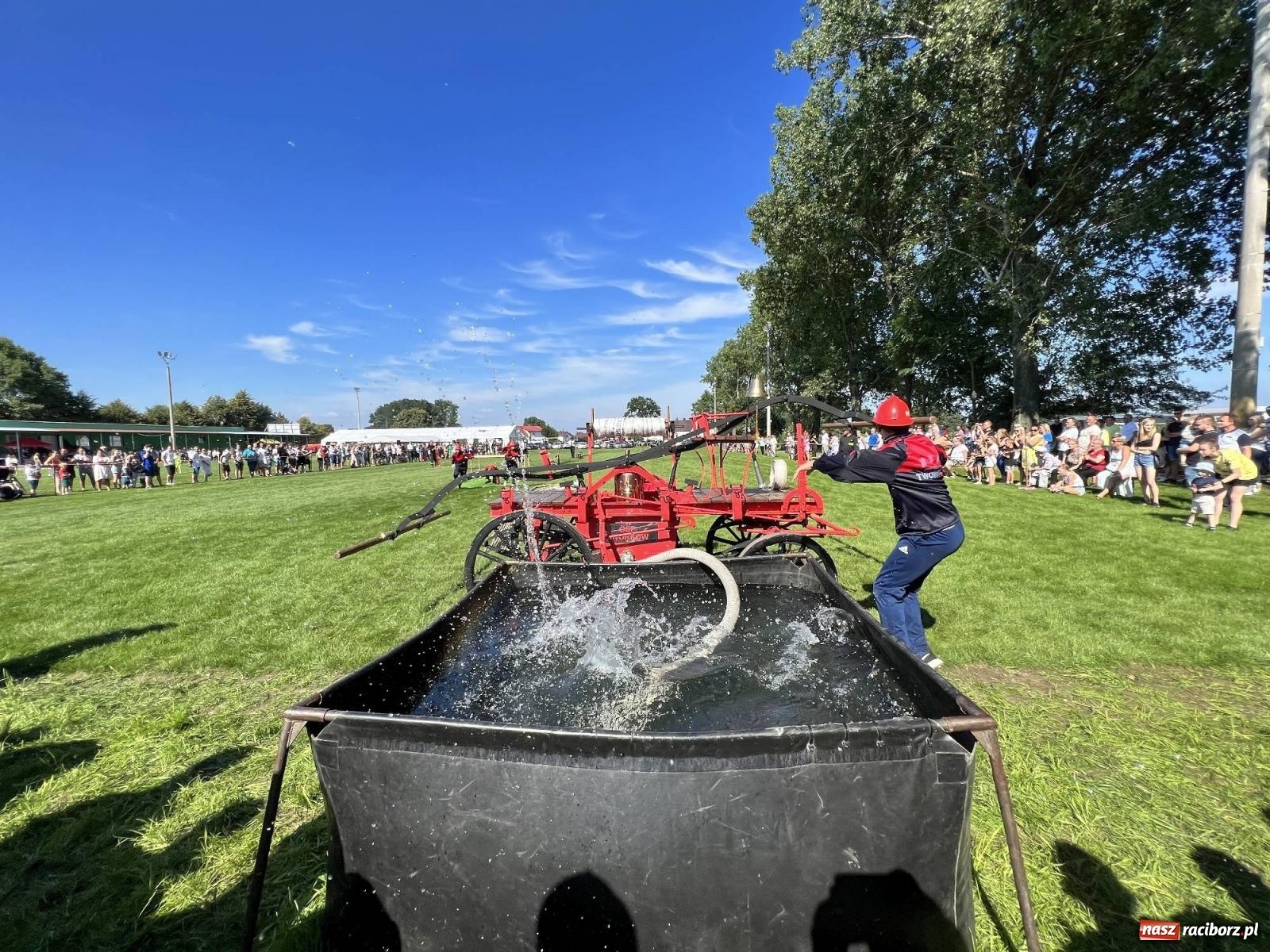 Zdjęcie w galerii na portalu naszraciborz.pl: Gospodarze z głównym trofeum zawodów w Bieńkowicach [FOTO i WIDEO] wiadomości z regionu