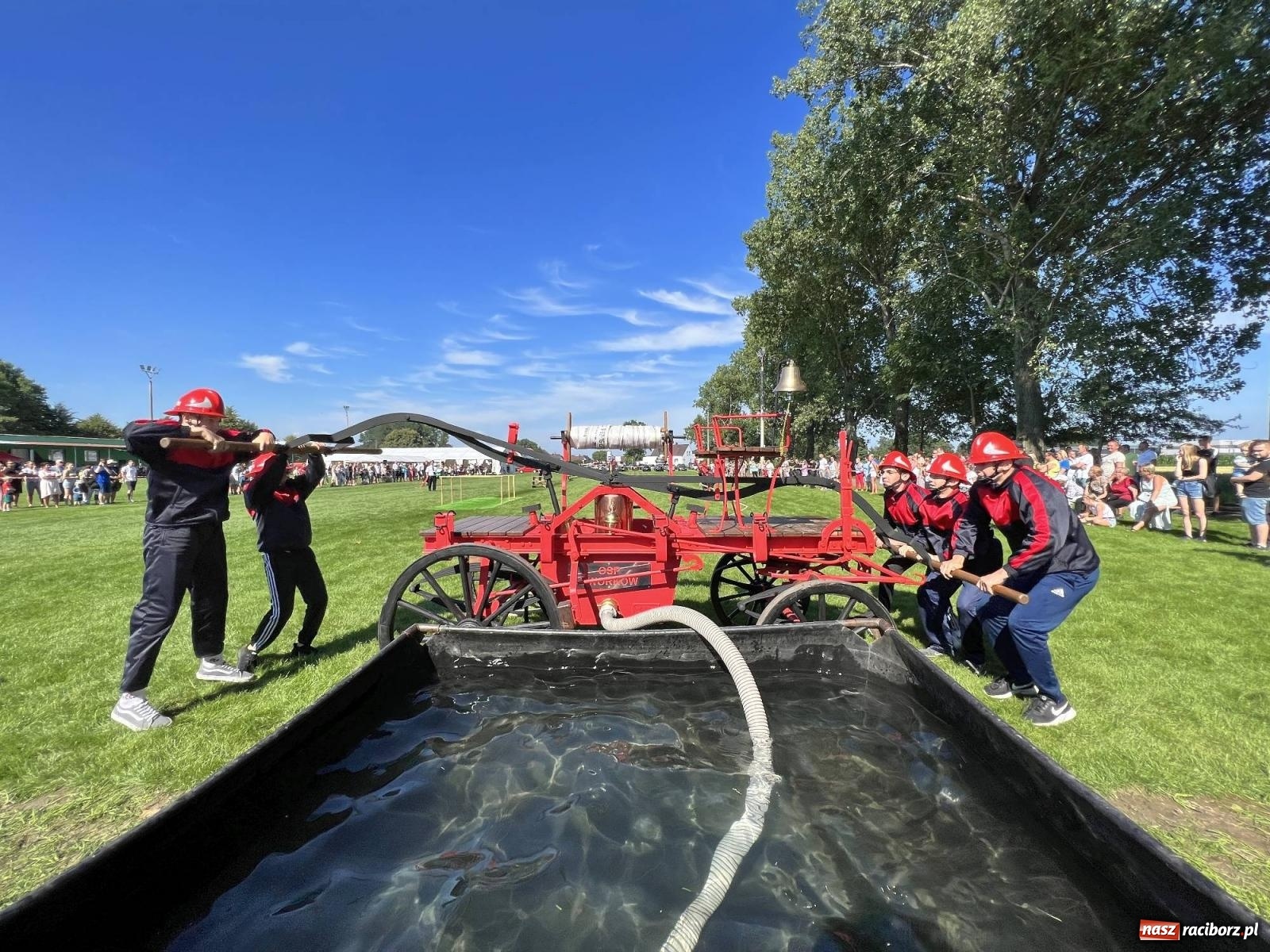Zdjęcie w galerii na portalu naszraciborz.pl: Gospodarze z głównym trofeum zawodów w Bieńkowicach [FOTO i WIDEO] wiadomości z regionu