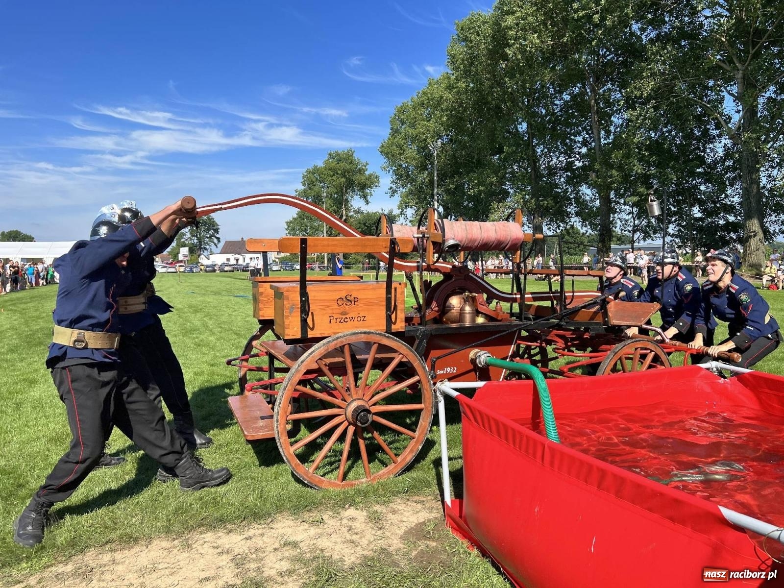 Zdjęcie w galerii na portalu naszraciborz.pl: Gospodarze z głównym trofeum zawodów w Bieńkowicach [FOTO i WIDEO] wiadomości z regionu