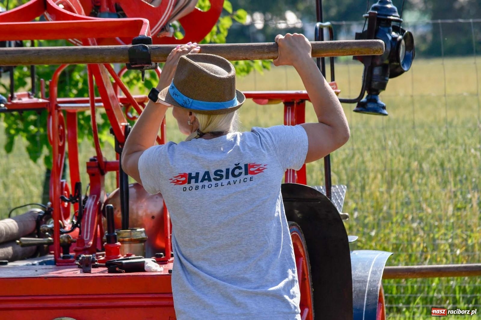 Zdjęcie w galerii na portalu naszraciborz.pl: Gospodarze z głównym trofeum zawodów w Bieńkowicach [FOTO i WIDEO] wiadomości z regionu
