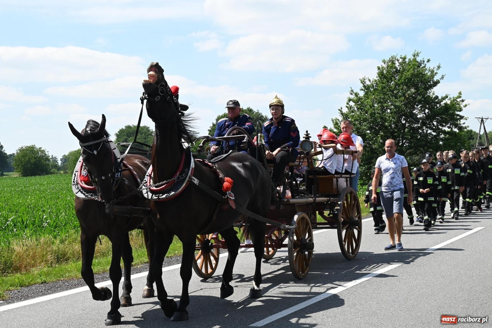 Zdjęcie w galerii na portalu naszraciborz.pl: Gospodarze z głównym trofeum zawodów w Bieńkowicach [FOTO i WIDEO] wiadomości z regionu