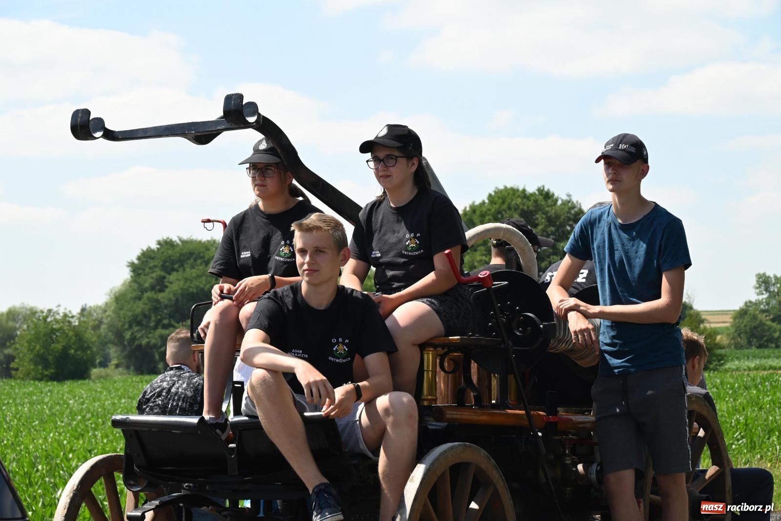 Zdjęcie w galerii na portalu naszraciborz.pl: Gospodarze z głównym trofeum zawodów w Bieńkowicach [FOTO i WIDEO] wiadomości z regionu