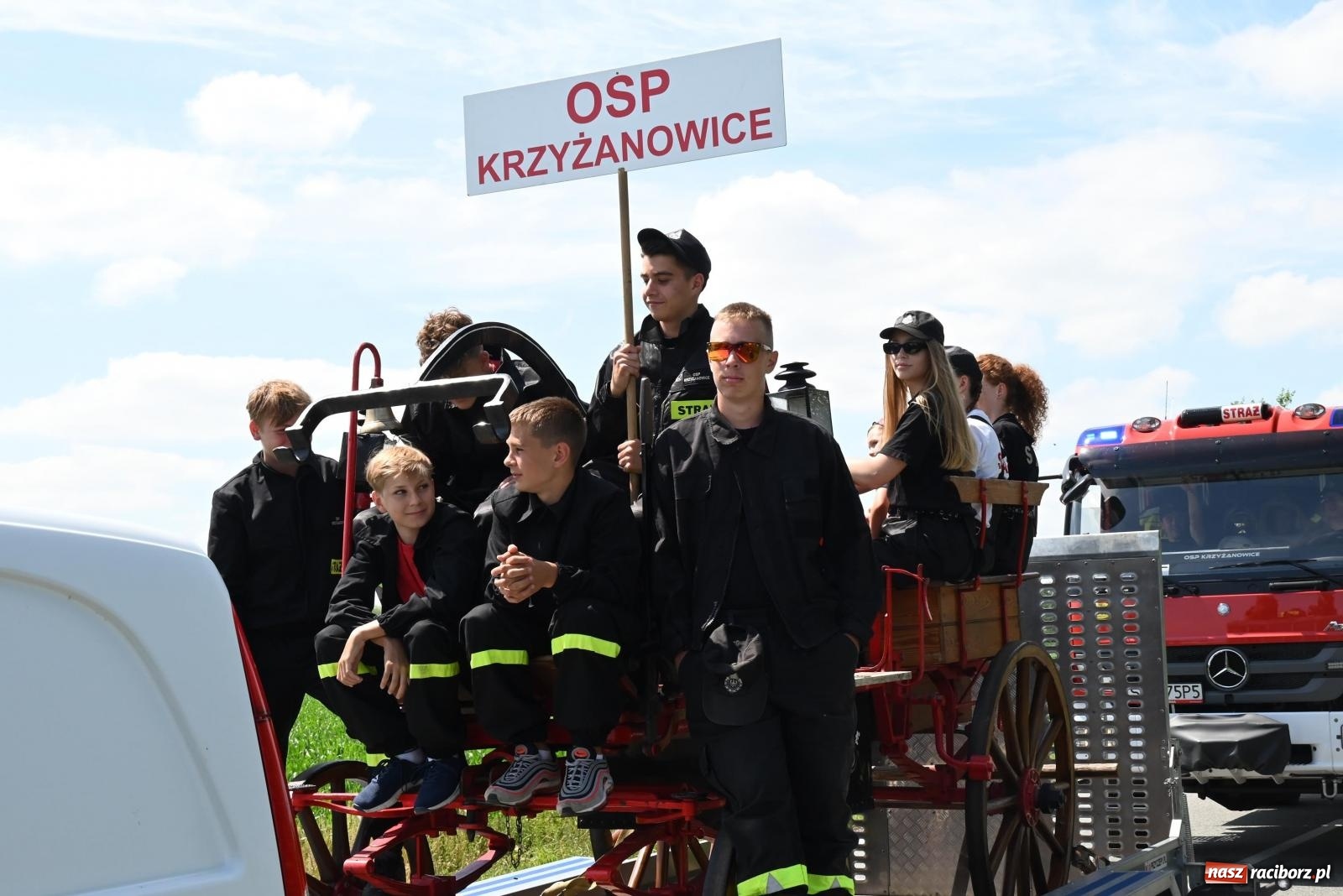 Zdjęcie w galerii na portalu naszraciborz.pl: Gospodarze z głównym trofeum zawodów w Bieńkowicach [FOTO i WIDEO] wiadomości z regionu
