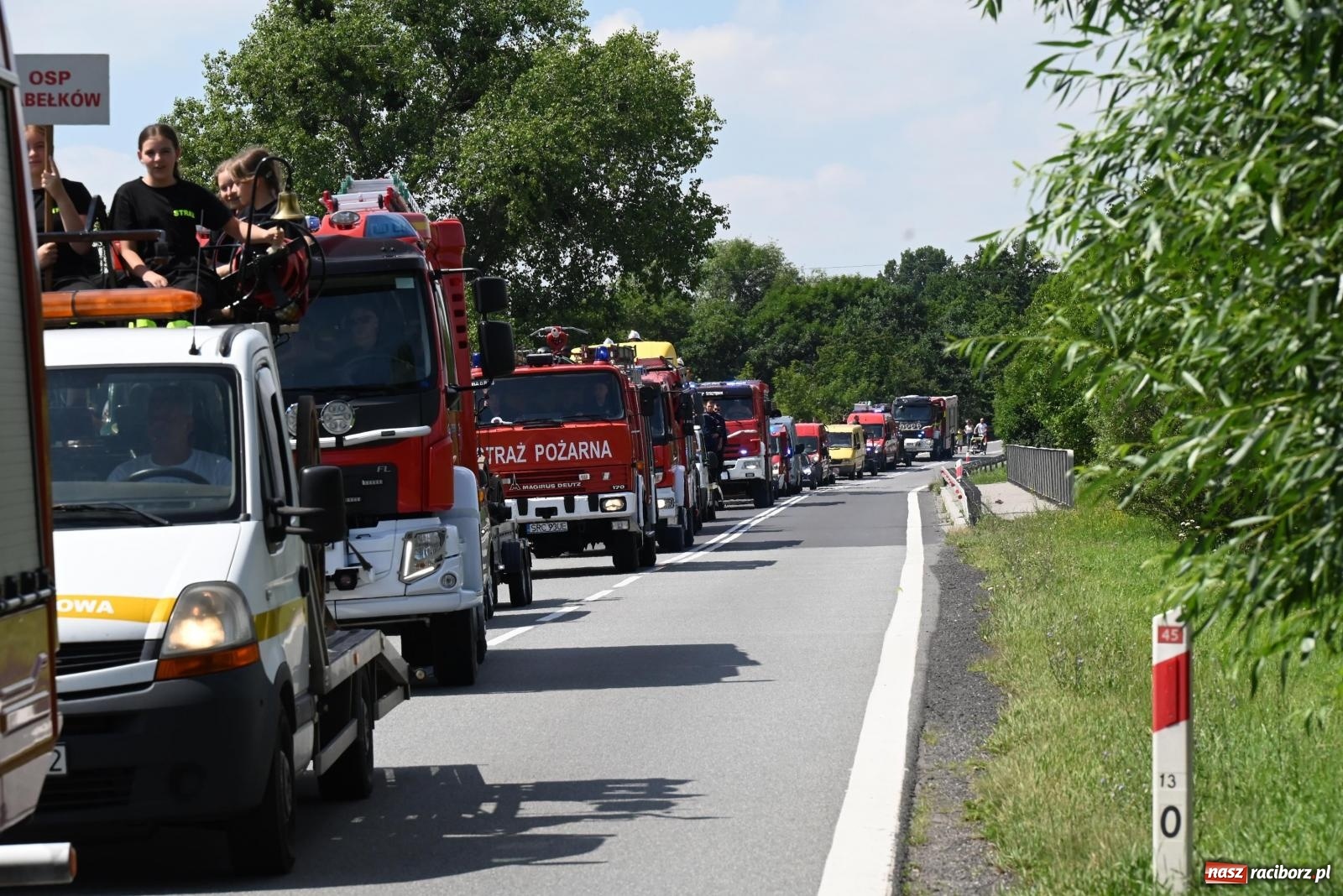 Zdjęcie w galerii na portalu naszraciborz.pl: Gospodarze z głównym trofeum zawodów w Bieńkowicach [FOTO i WIDEO] wiadomości z regionu