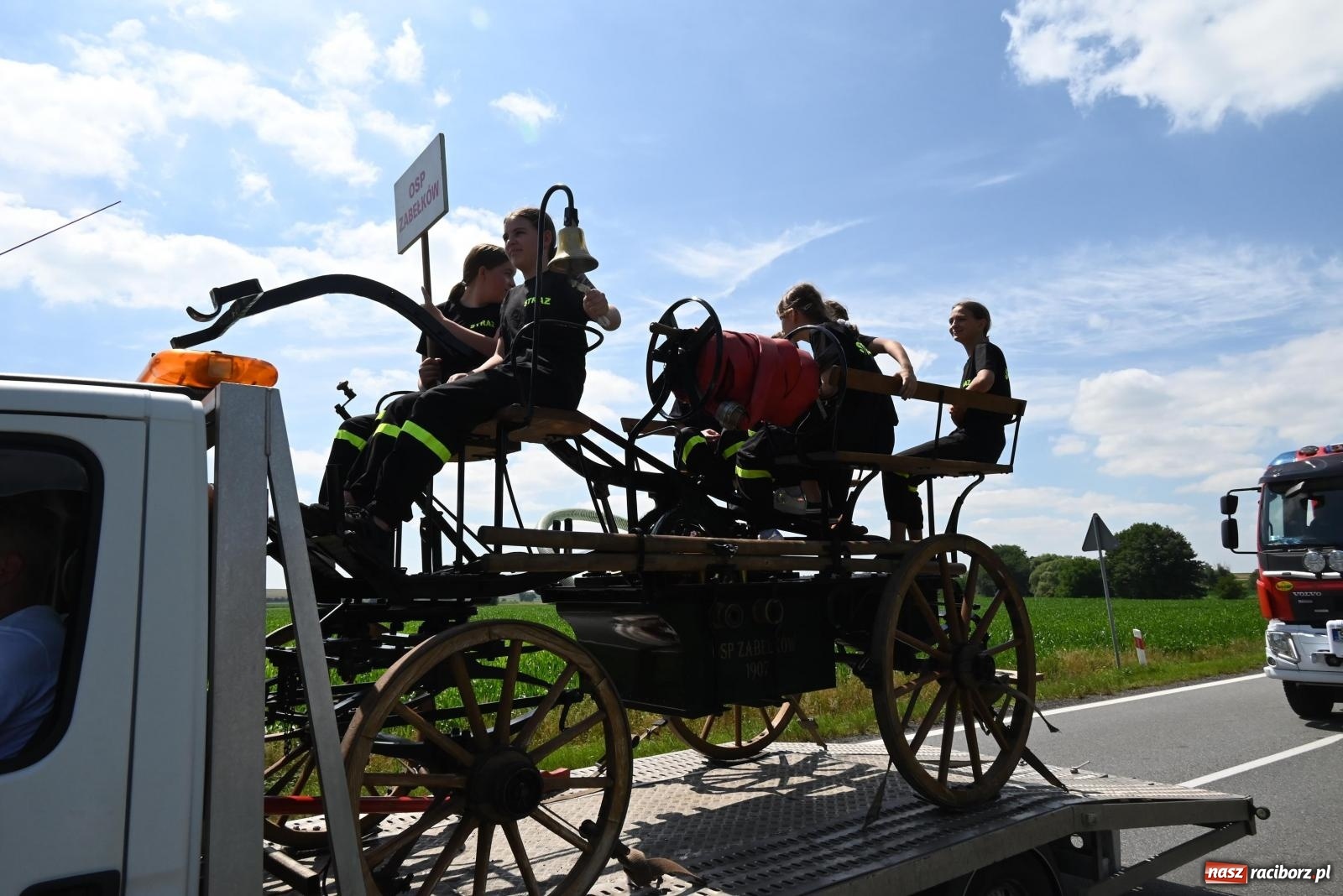Zdjęcie w galerii na portalu naszraciborz.pl: Gospodarze z głównym trofeum zawodów w Bieńkowicach [FOTO i WIDEO] wiadomości z regionu