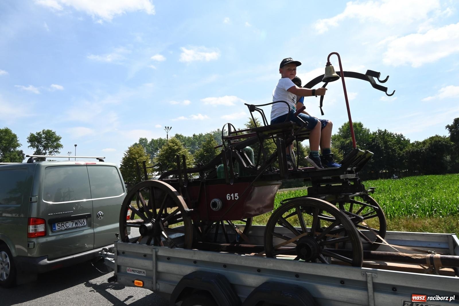 Zdjęcie w galerii na portalu naszraciborz.pl: Gospodarze z głównym trofeum zawodów w Bieńkowicach [FOTO i WIDEO] wiadomości z regionu