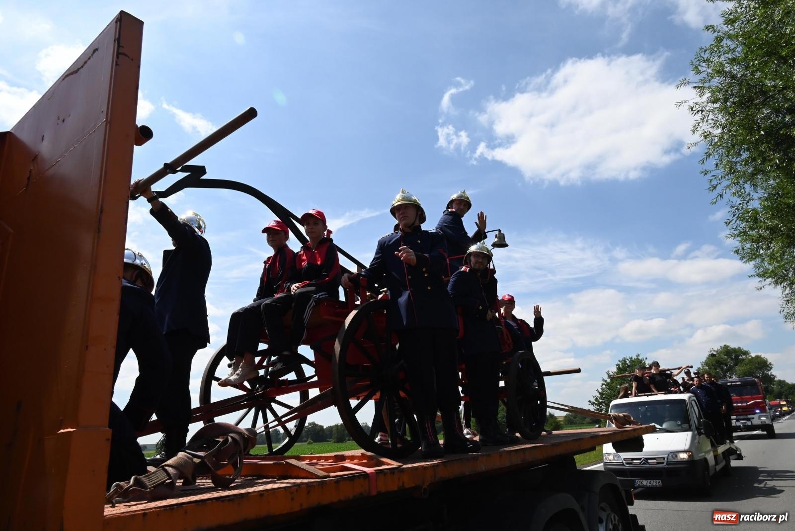 Zdjęcie w galerii na portalu naszraciborz.pl: Gospodarze z głównym trofeum zawodów w Bieńkowicach [FOTO i WIDEO] wiadomości z regionu