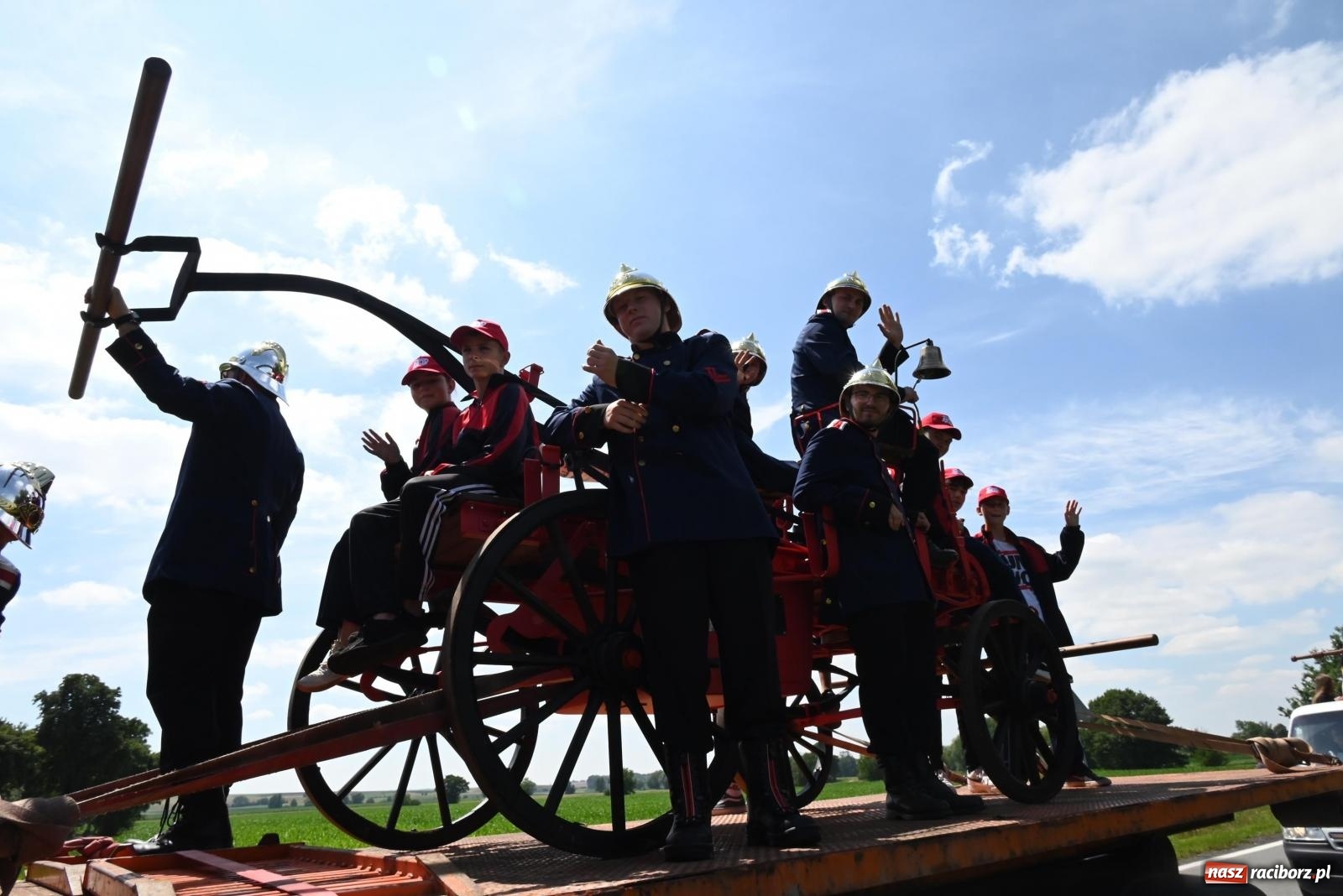 Zdjęcie w galerii na portalu naszraciborz.pl: Gospodarze z głównym trofeum zawodów w Bieńkowicach [FOTO i WIDEO] wiadomości z regionu