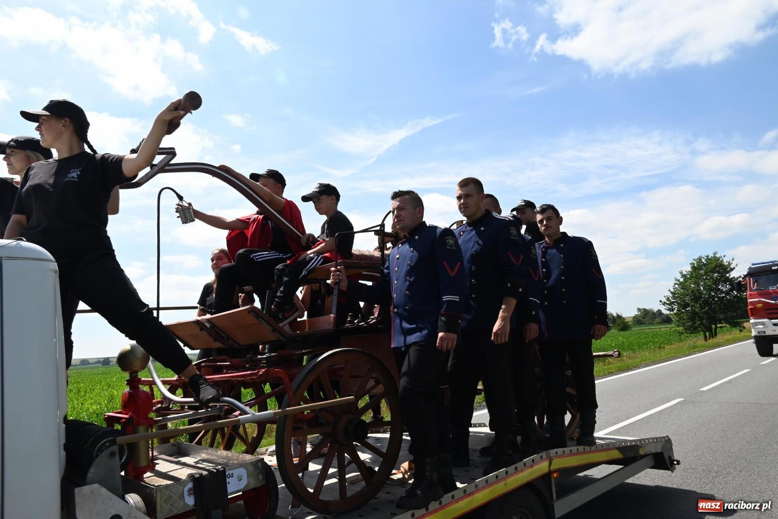 Zdjęcie w galerii na portalu naszraciborz.pl: Gospodarze z głównym trofeum zawodów w Bieńkowicach [FOTO i WIDEO] wiadomości z regionu
