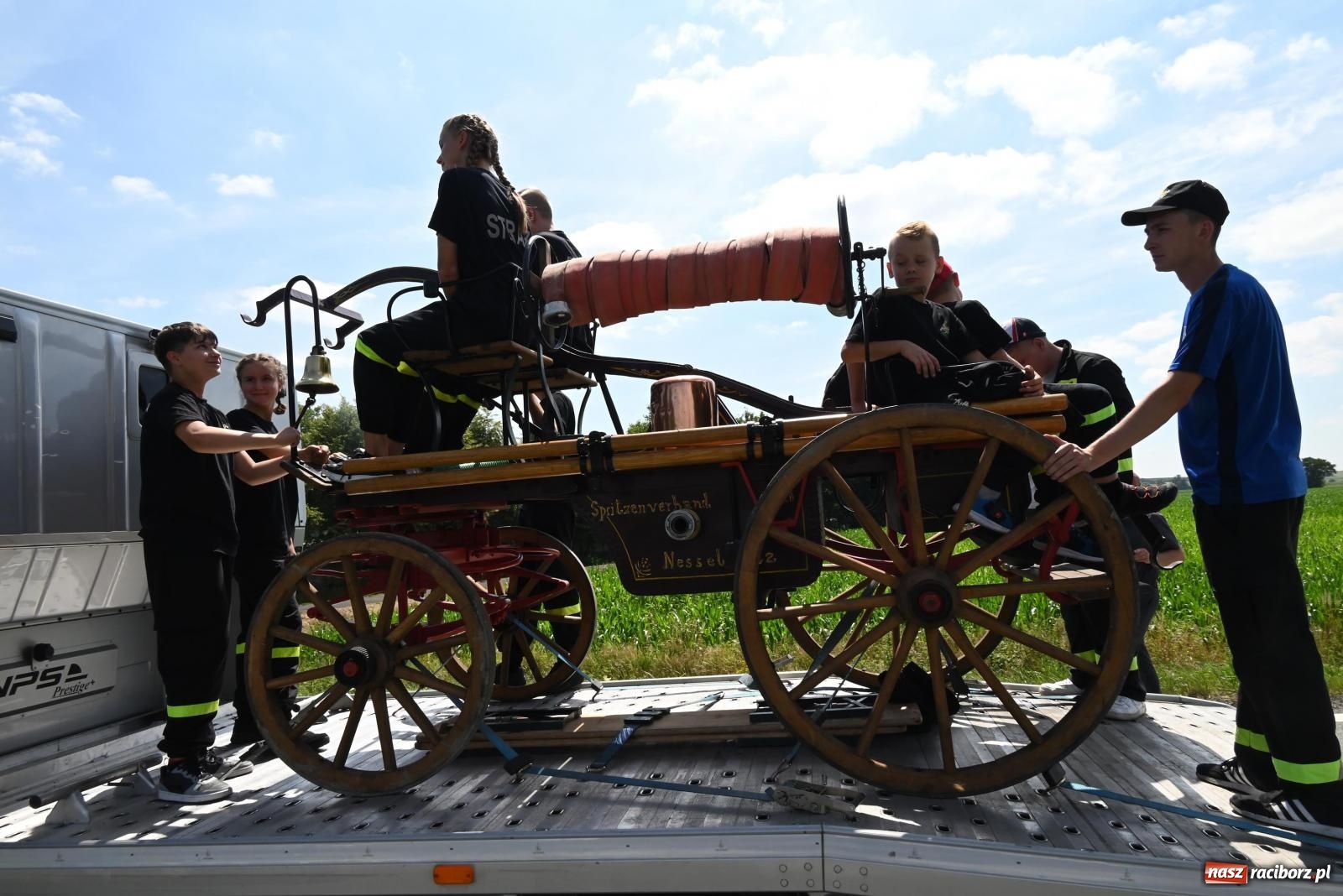 Zdjęcie w galerii na portalu naszraciborz.pl: Gospodarze z głównym trofeum zawodów w Bieńkowicach [FOTO i WIDEO] wiadomości z regionu