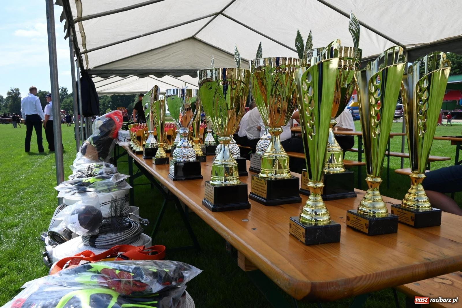 Zdjęcie w galerii na portalu naszraciborz.pl: Gospodarze z głównym trofeum zawodów w Bieńkowicach [FOTO i WIDEO] wiadomości z regionu