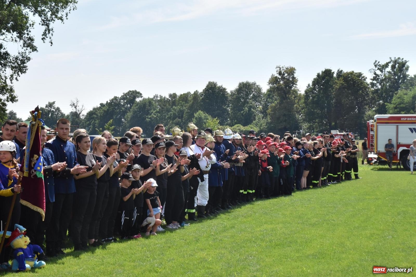 Zdjęcie w galerii na portalu naszraciborz.pl: Gospodarze z głównym trofeum zawodów w Bieńkowicach [FOTO i WIDEO] wiadomości z regionu