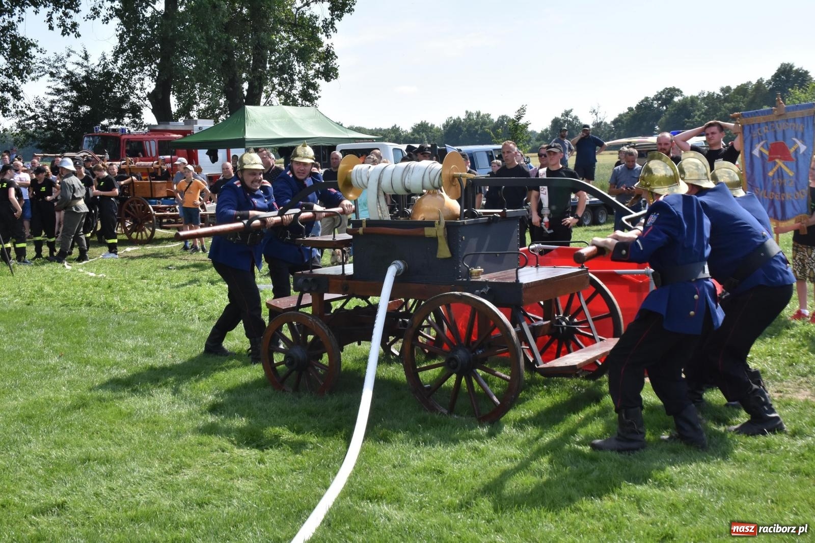 Zdjęcie w galerii na portalu naszraciborz.pl: Gospodarze z głównym trofeum zawodów w Bieńkowicach [FOTO i WIDEO] wiadomości z regionu