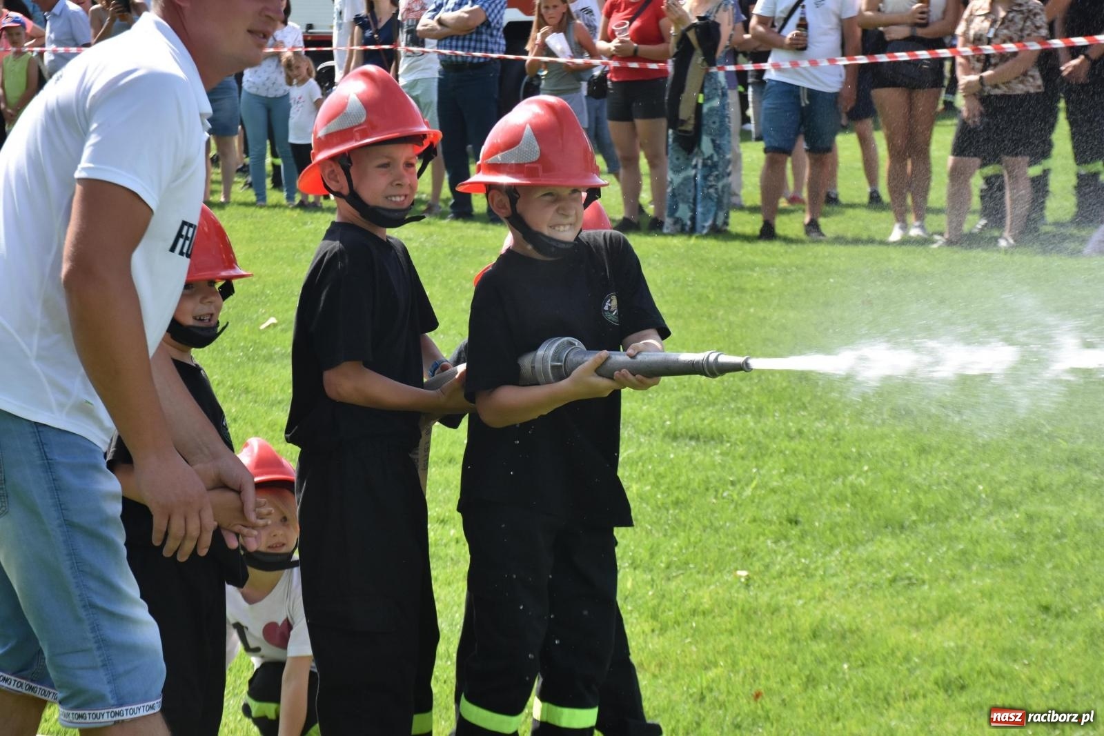 Zdjęcie w galerii na portalu naszraciborz.pl: Gospodarze z głównym trofeum zawodów w Bieńkowicach [FOTO i WIDEO] wiadomości z regionu
