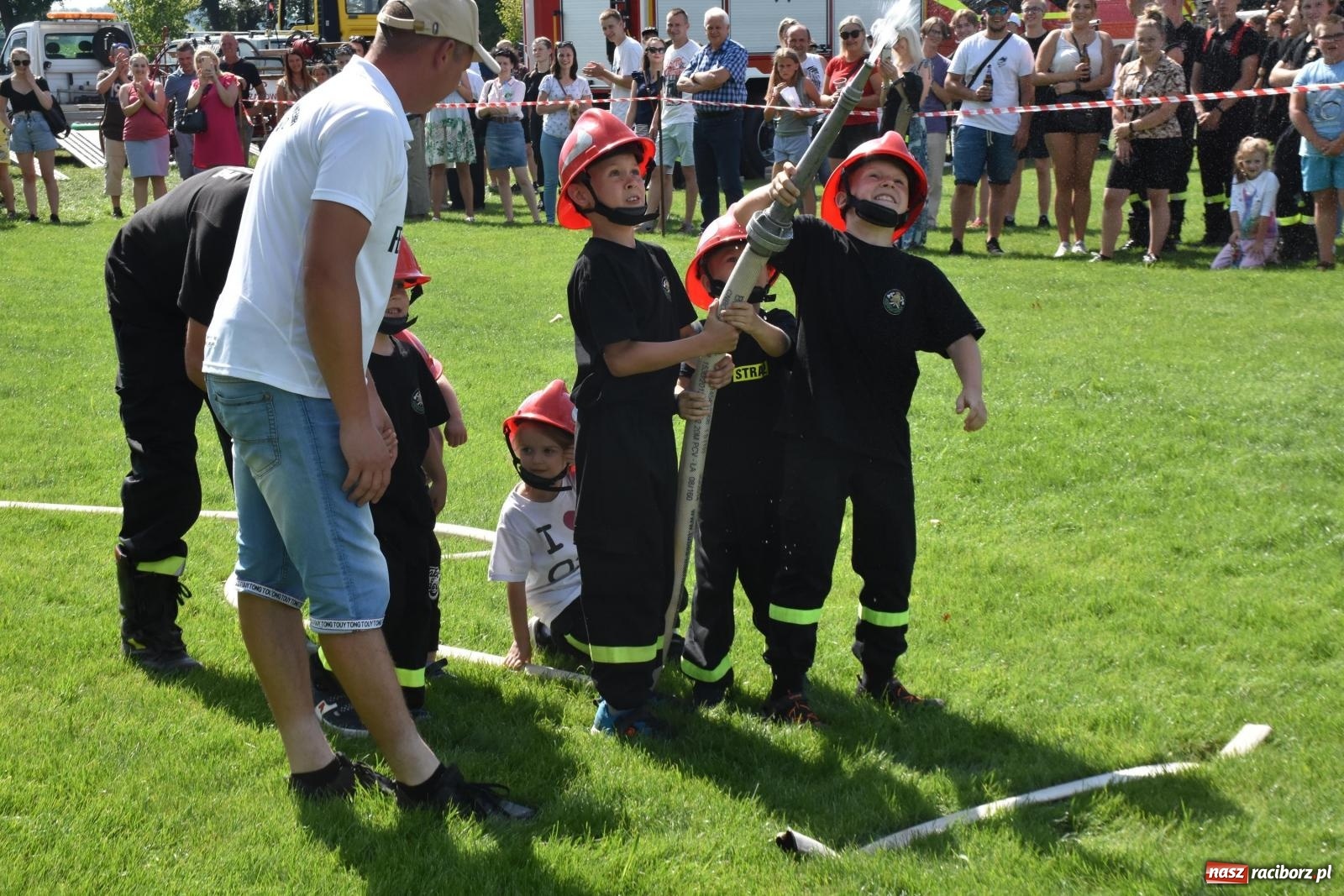 Zdjęcie w galerii na portalu naszraciborz.pl: Gospodarze z głównym trofeum zawodów w Bieńkowicach [FOTO i WIDEO] wiadomości z regionu