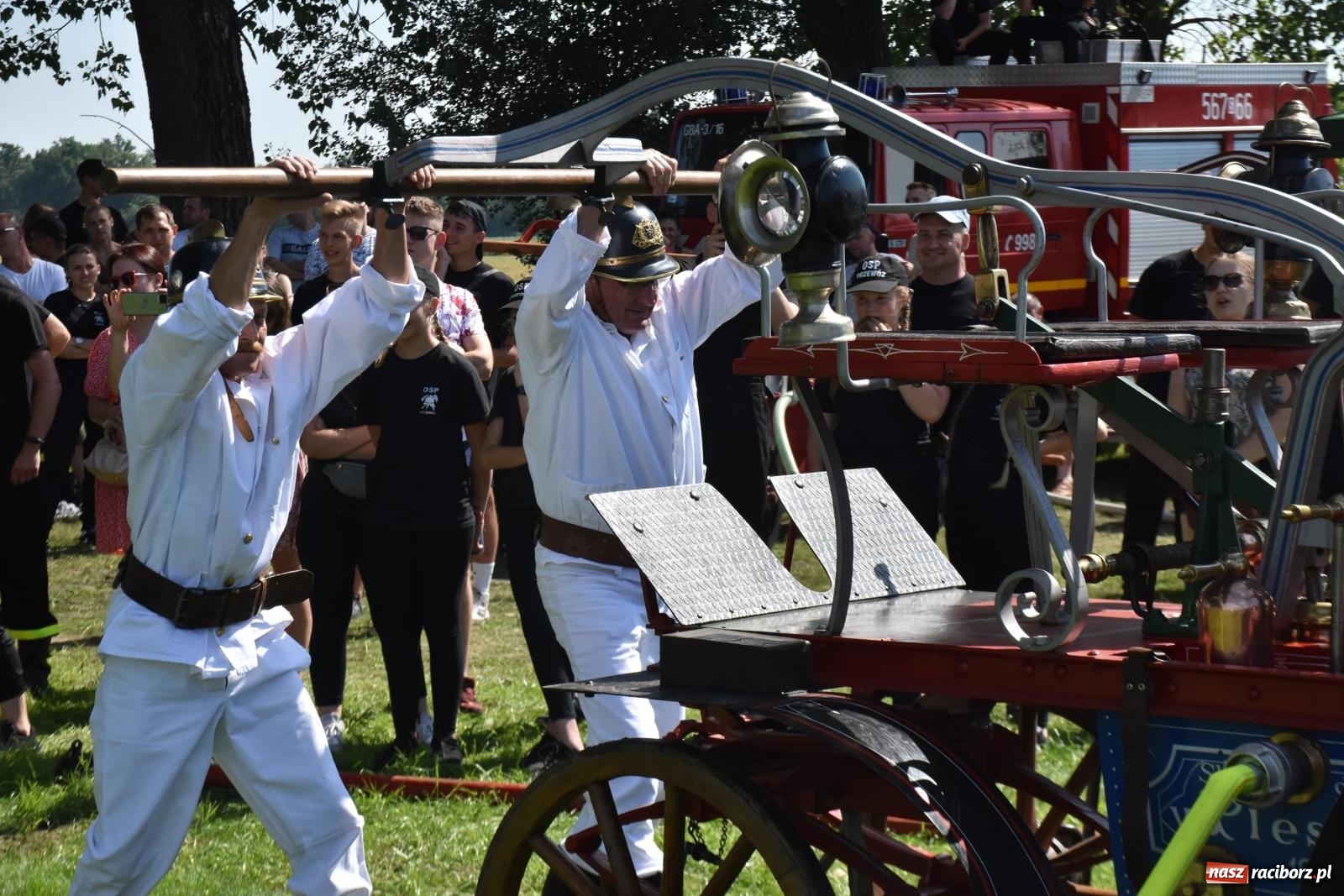 Zdjęcie w galerii na portalu naszraciborz.pl: Gospodarze z głównym trofeum zawodów w Bieńkowicach [FOTO i WIDEO] wiadomości z regionu