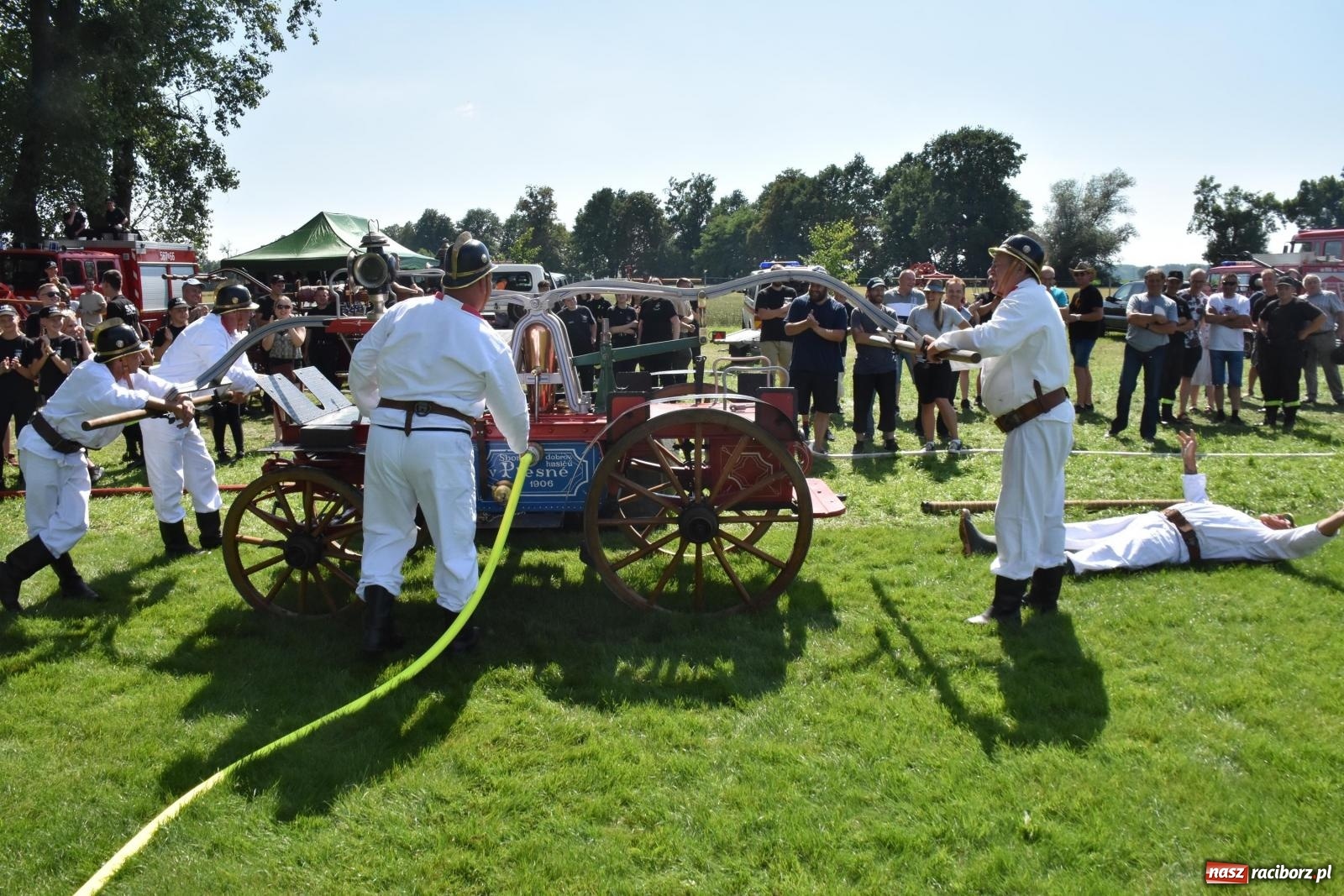 Zdjęcie w galerii na portalu naszraciborz.pl: Gospodarze z głównym trofeum zawodów w Bieńkowicach [FOTO i WIDEO] wiadomości z regionu