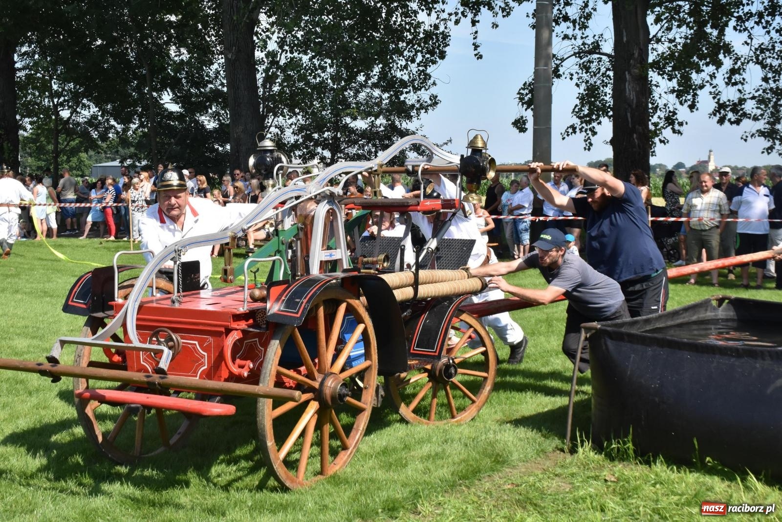 Zdjęcie w galerii na portalu naszraciborz.pl: Gospodarze z głównym trofeum zawodów w Bieńkowicach [FOTO i WIDEO] wiadomości z regionu