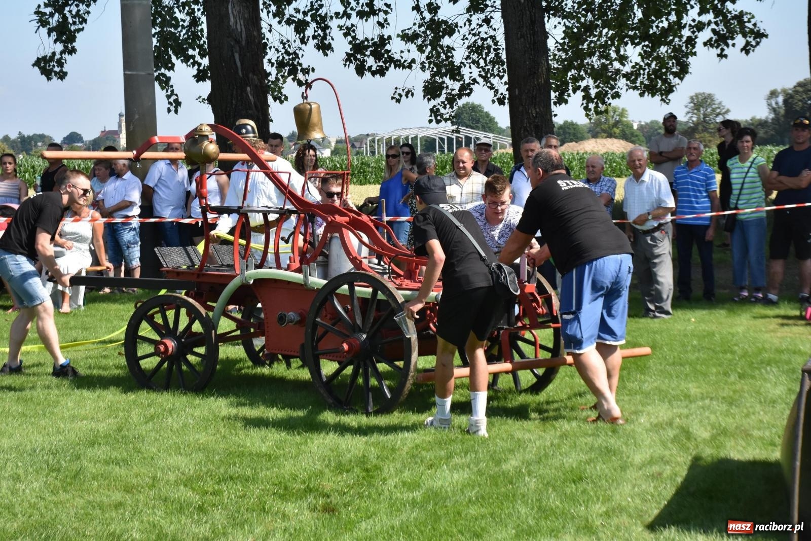Zdjęcie w galerii na portalu naszraciborz.pl: Gospodarze z głównym trofeum zawodów w Bieńkowicach [FOTO i WIDEO] wiadomości z regionu